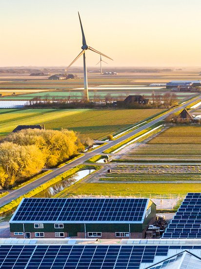 Vue aérienne centrale photovoltaïque et parc éolien