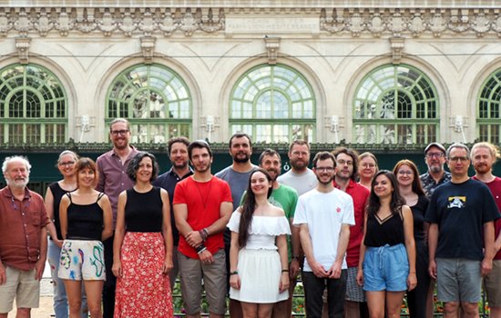 équipe de l'entreprise Épices Énergie devant ses locaux, l'ancienne gare des Brotteaux à Lyon en France