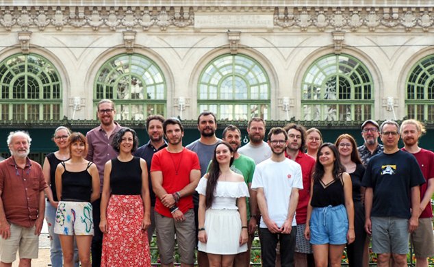 équipe de l'entreprise Épices Énergie devant ses locaux, l'ancienne gare des Brotteaux à Lyon en France