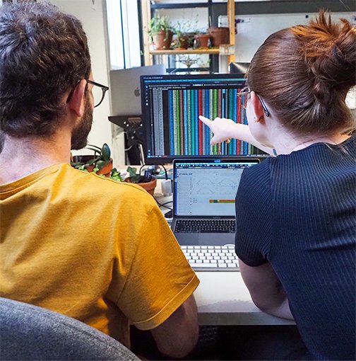 une personne montre le logiciel Épices à une autre personne sur deux ordinateurs