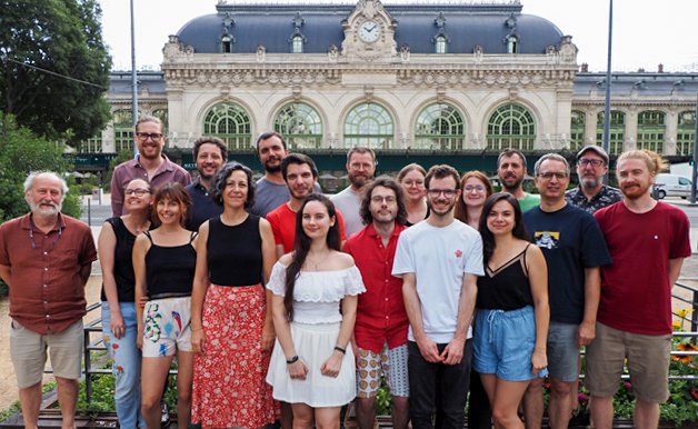 équipe de l'entreprise Épices Énergie devant ses locaux, l'ancienne gare des Brotteaux à Lyon en France
